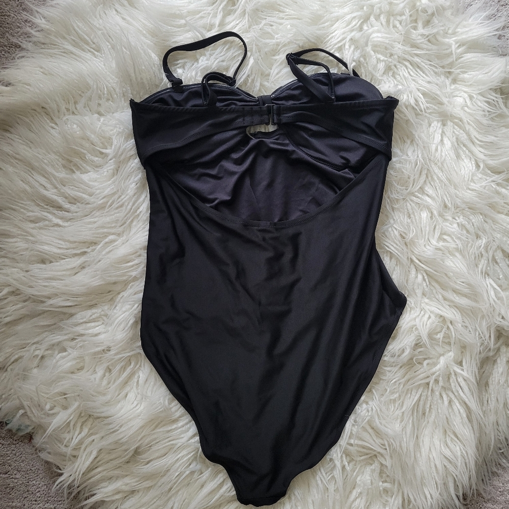Old Navy Tie-Front Keyhole Bandeau-Style One-Piece Swimsuit - Picture 4 of 8